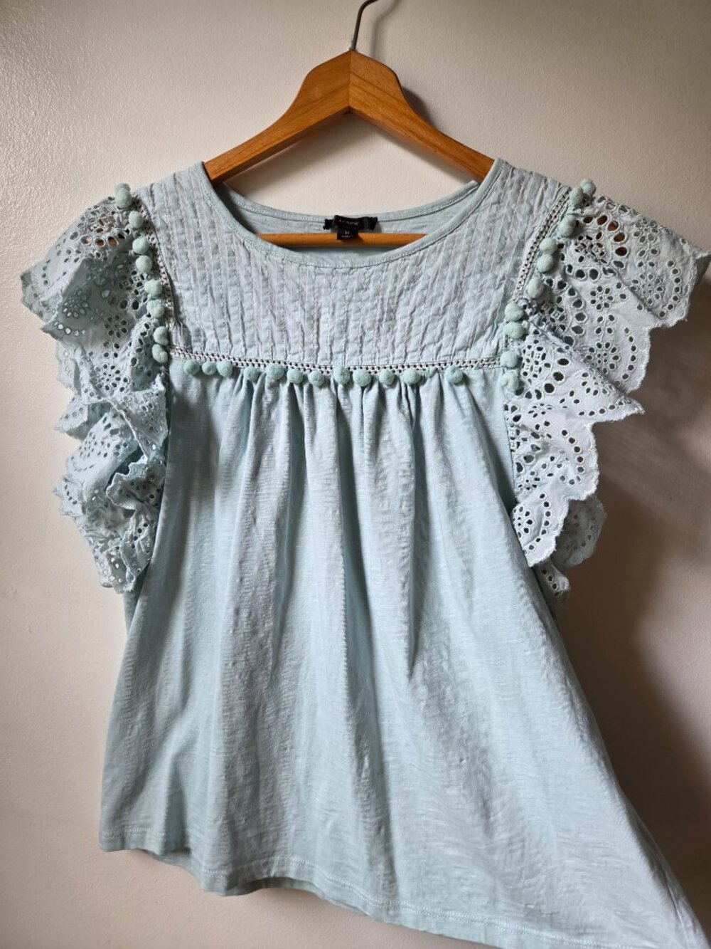 EUC J CREW COTTON BABY BLUE FLUTTER SLEEVES BRODERIE ANGLAISE TOP SIZE M - Picture 2 of 14